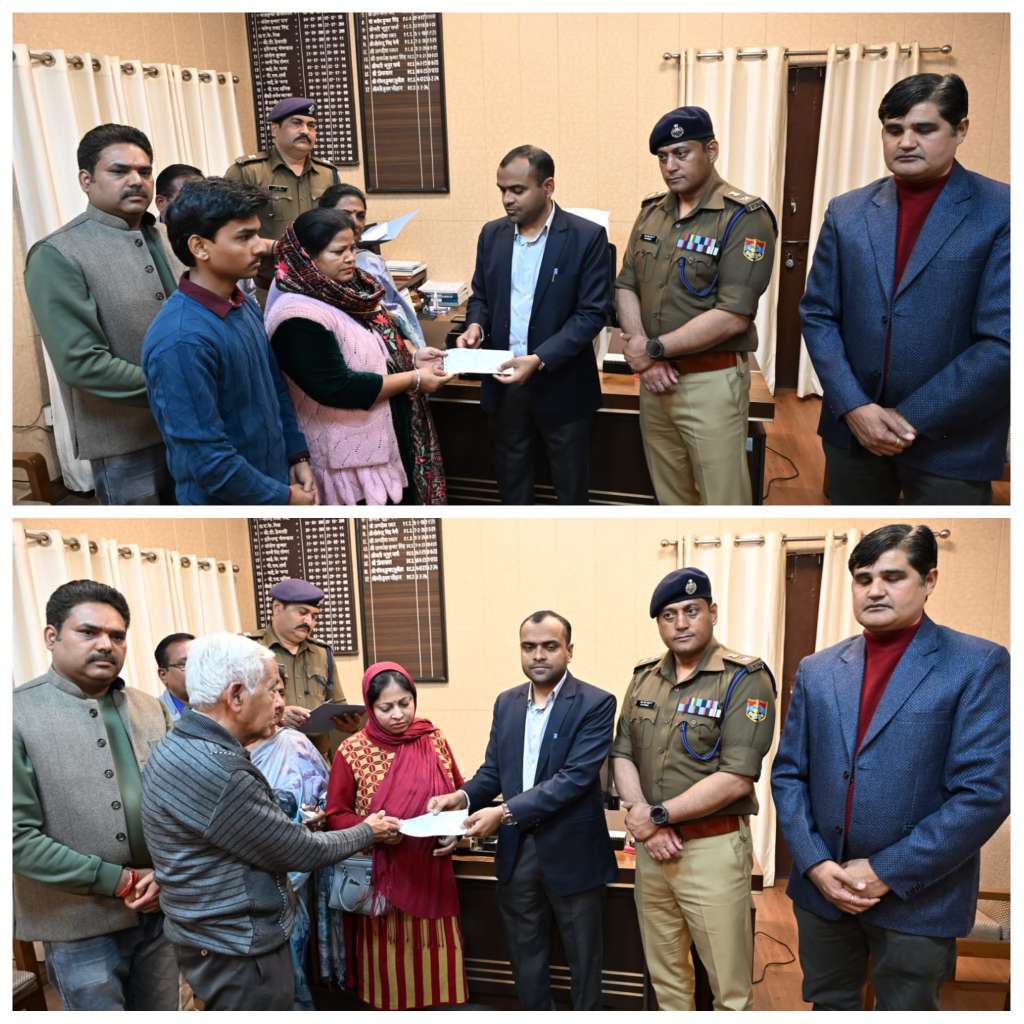 जिलाधिकारी व एसएसपी ने वितरित किए मृतक पत्रकार आश्रितों को आर्थिक सहायता के चैक।