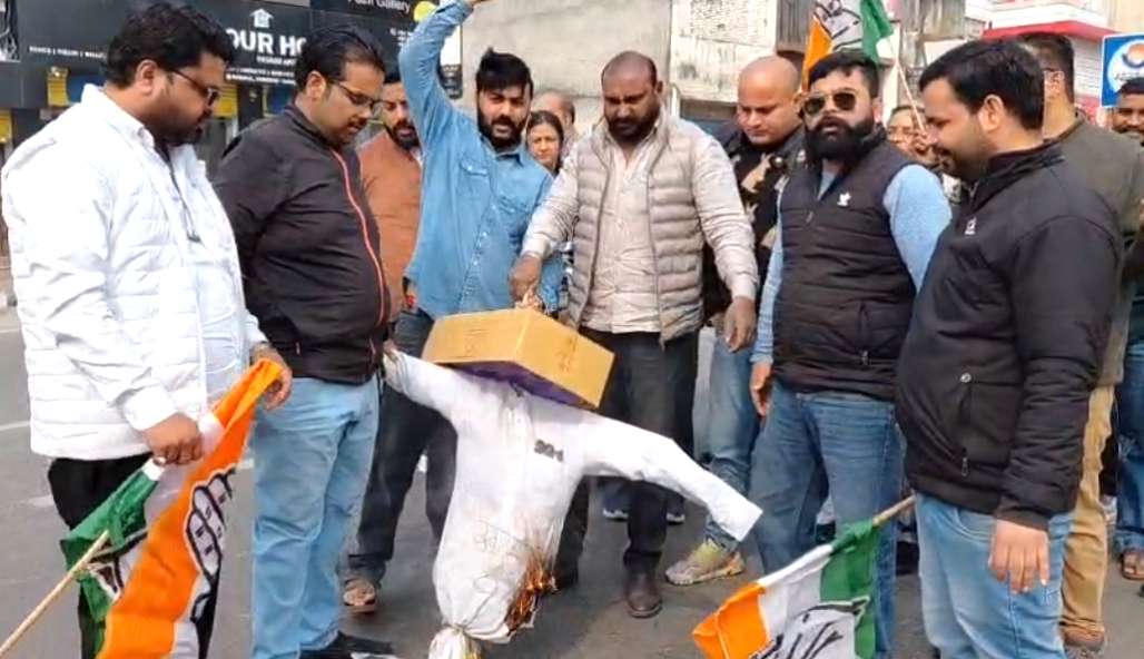 प्रदेश की बिगड़ती कानून व्यवस्था को लेकर यूथ कांग्रेस ने बोला हल्ला, जोरदार प्रदर्शन कर फूंका धामी सरकार का पुतला।