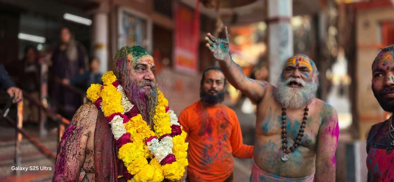 मायादेवी मंदिर में देश भर से आए संतों ने रंगभरी एकादशी पर पंचगव्य से होली खेली।