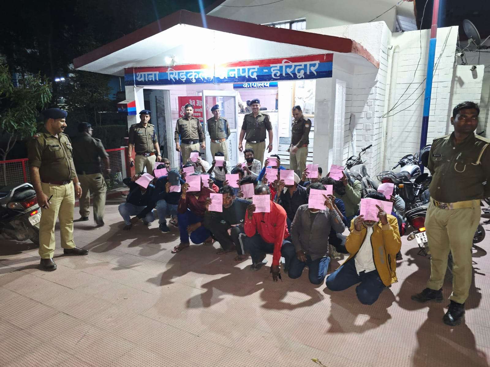 होली से पूर्व शराबियों को सार्वजनिक स्थानों व ढाबो में बैठकर जाम छलकान पडा भारी, पुलिस ने 30 व्यक्तियों को दबोचा।