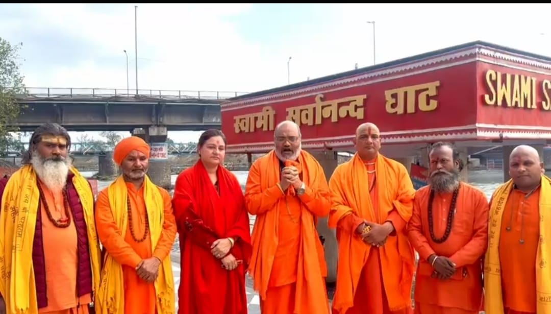 मां गंगा के तट से महामंडलेश्वर यति नरसिंहानंद गिरी ने अपने शिष्यों के साथ सभी हिन्दू धर्माचार्यों का किया आह्वान।