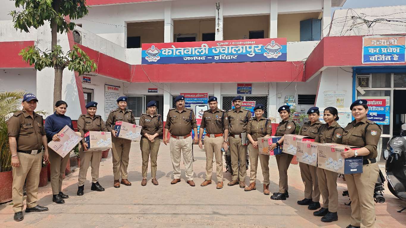 अन्तर्राष्ट्रीय महिला दिवस: कोतवाली प्रभारी ज्वालापुर, कुंदन सिंह राणा ने किया महिला पुलिस कर्मियों का सम्मान।