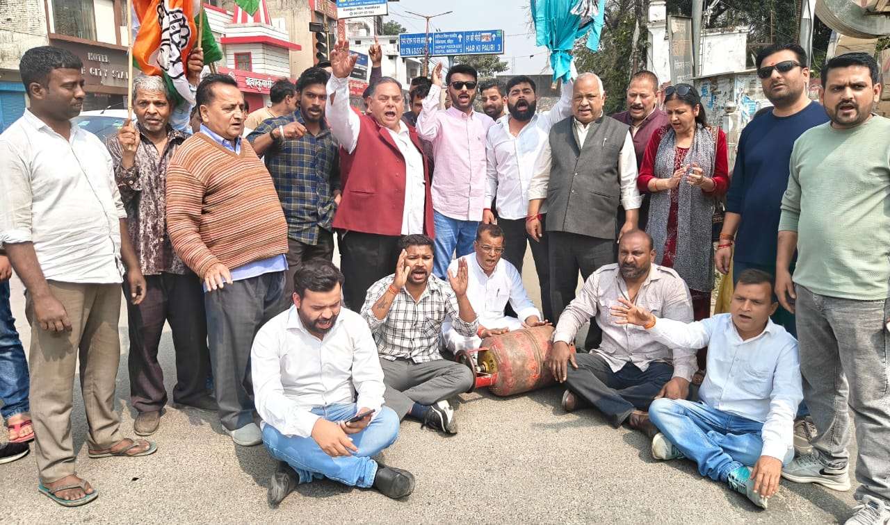 गैस की बढ़ी कीमतों को लेकर कांग्रेसियों ने किया मोदी सरकार के खिलाफ प्रदर्शन, फूंका मोदी सरकार का पुतला।