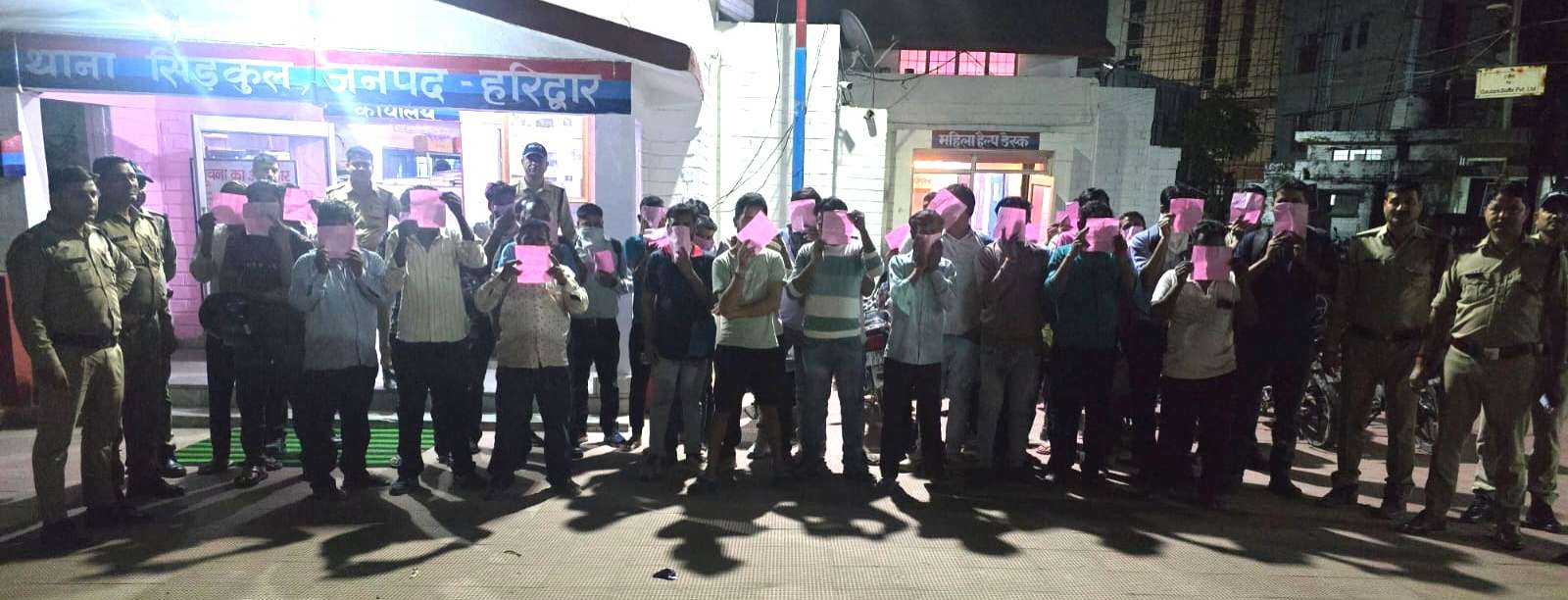 सार्वजनिक स्थानों व ढाबों में बैठकर जाम छलकाने वालों की निकाली बारात।