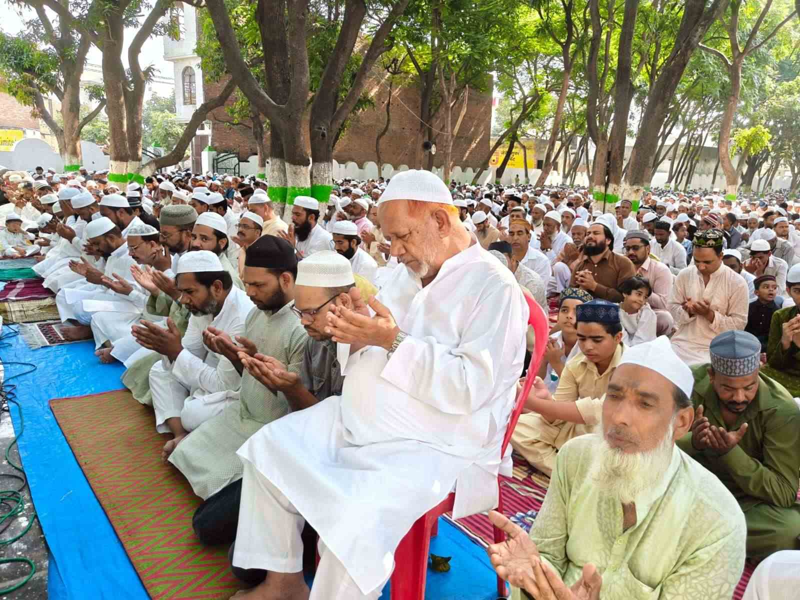 ईद-उल-अजहा पर नमाज अता कर मांगी मुल्क के अमन चैन और तरक्की की दुआएं।