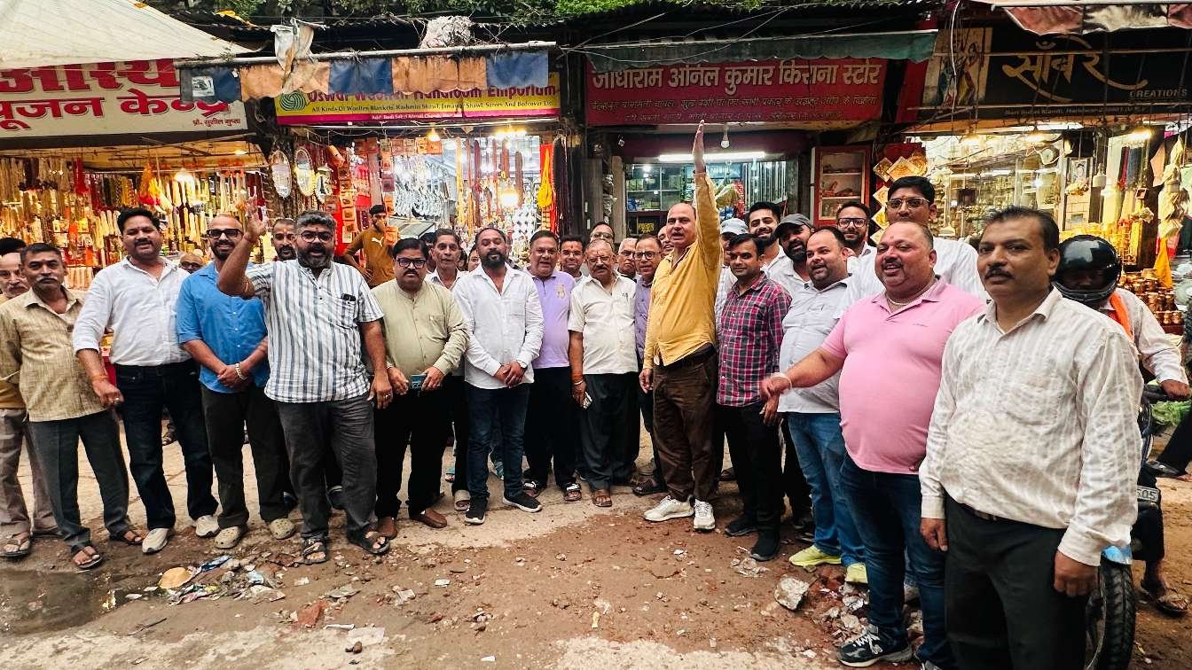 फायर हाइड्रेंट पाइपलाइन प्रोजेक्ट में लापरवाही के खिलाफ व्यापारियों का फूटा गुस्सा। बड़ी सब्जी मंडी चौक पर प्रदर्शन, बाजार बंद की चेतावनी।